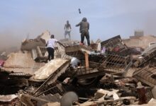 Pessoas buscam vítimas em escombros após terremoto em La Guaira, Venezuela.