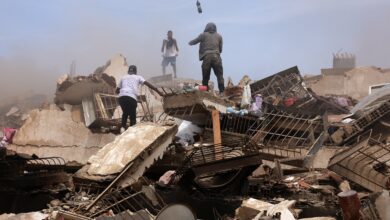 Pessoas buscam vítimas em escombros após terremoto em La Guaira, Venezuela.