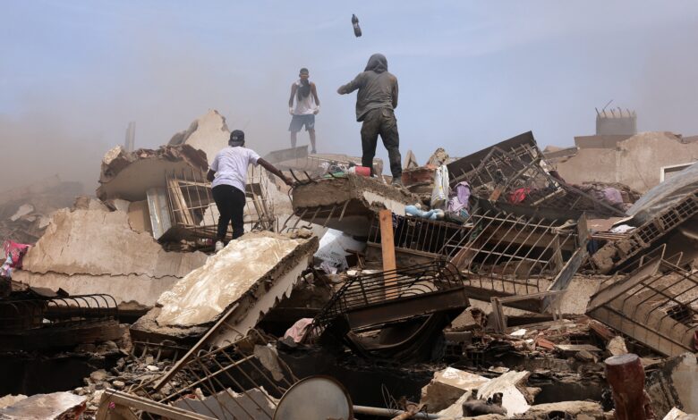 Pessoas buscam vítimas em escombros após terremoto em La Guaira, Venezuela.