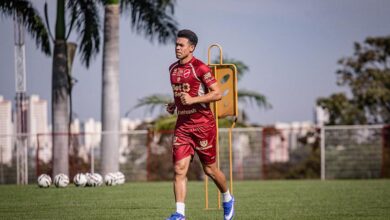 Jogadores do Vila Nova durante treinamento no campo.