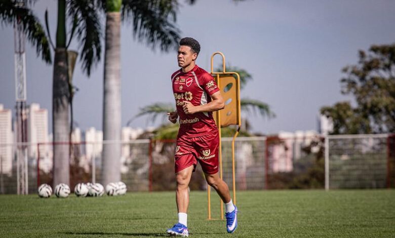 Jogadores do Vila Nova durante treinamento no campo.