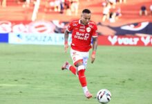 Jogadores do Vila Nova em campo durante treino.