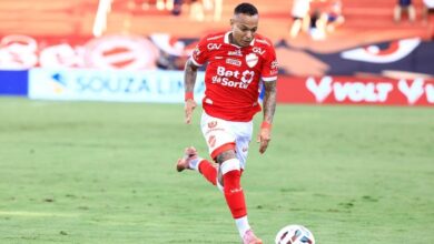 Jogadores do Vila Nova em campo durante treino.