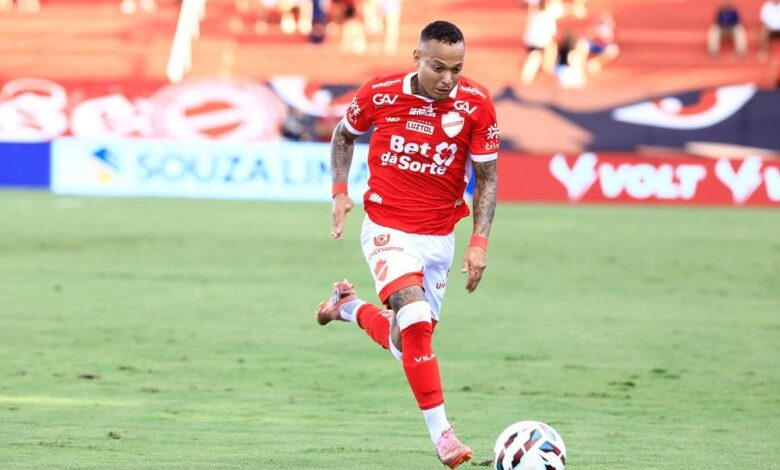 Jogadores do Vila Nova em campo durante treino.