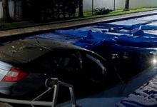 Veículo dentro de piscina em condomínio de Goiânia após incidente.