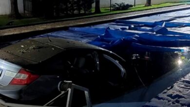 Veículo dentro de piscina em condomínio de Goiânia após incidente.