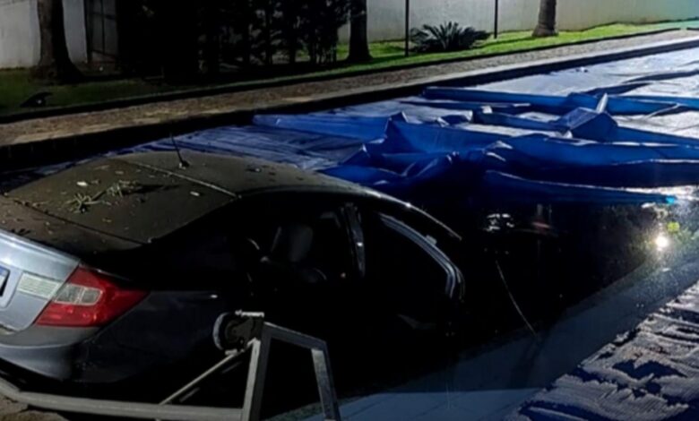 Veículo dentro de piscina em condomínio de Goiânia após incidente.