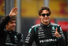 Carros de Fórmula 1 da Mercedes e Ferrari competindo no circuito de Spielberg.