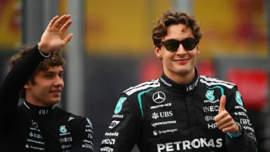 Carros de Fórmula 1 da Mercedes e Ferrari competindo no circuito de Spielberg.