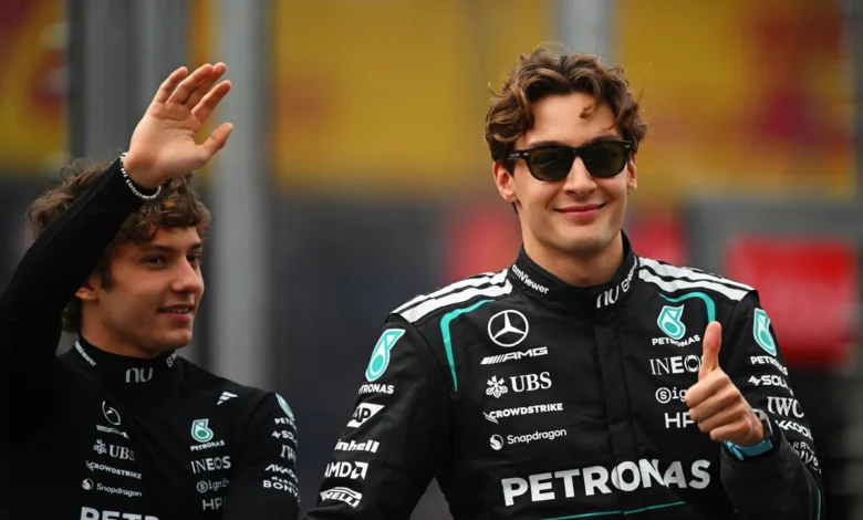 Carros de Fórmula 1 da Mercedes e Ferrari competindo no circuito de Spielberg.