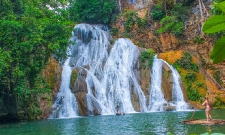 Vista de uma cachoeira no Cerrado goiano, destacando a beleza natural da região.