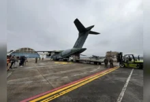 Avião da Força Aérea Brasileira no pátio de um aeroporto.