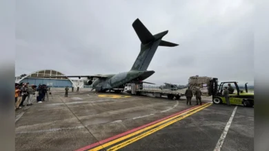 Avião da Força Aérea Brasileira no pátio de um aeroporto.