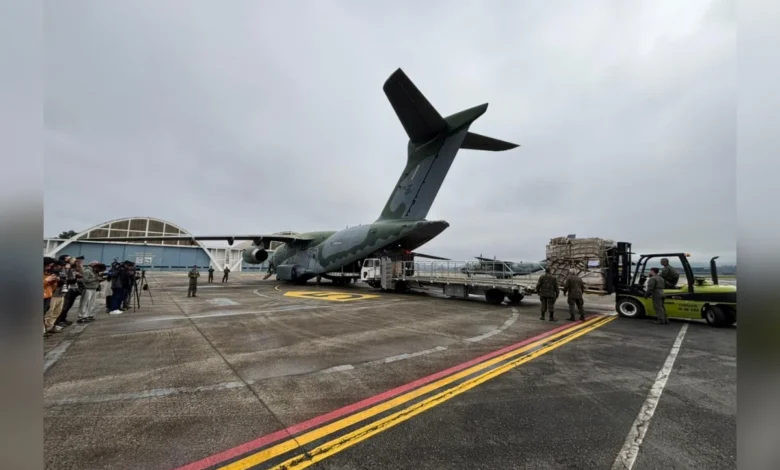 Avião da Força Aérea Brasileira no pátio de um aeroporto.