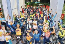 Peregrinos em Trindade caminhando, pedalando e em carros de boi.