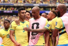 Jogadores da Seleção Brasileira comemoram gol contra o Japão na Copa do Mundo 2026.