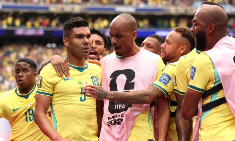 Jogadores da Seleção Brasileira comemoram gol contra o Japão na Copa do Mundo 2026.