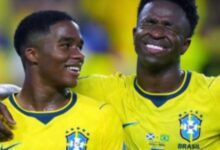Jogadores da Seleção Brasileira treinando em campo.