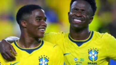 Jogadores da Seleção Brasileira treinando em campo.