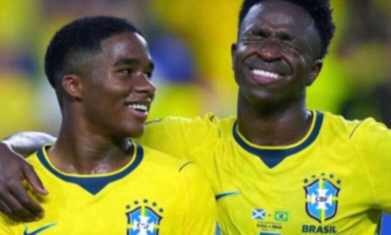 Jogadores da Seleção Brasileira treinando em campo.