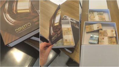 Dinheiro em espécie escondido dentro de um livro falso, apreendido pela PF.