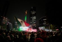 Multidão de torcedores mexicanos nas ruas da Cidade do México durante celebrações da Copa do Mundo.