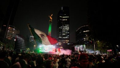Multidão de torcedores mexicanos nas ruas da Cidade do México durante celebrações da Copa do Mundo.