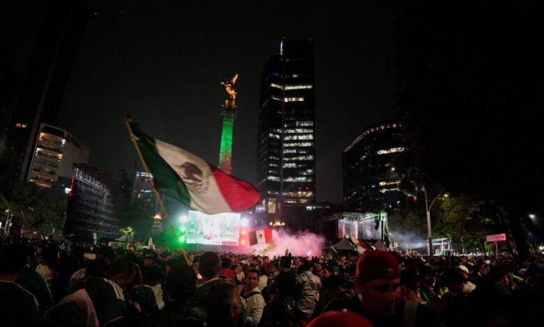 Multidão de torcedores mexicanos nas ruas da Cidade do México durante celebrações da Copa do Mundo.