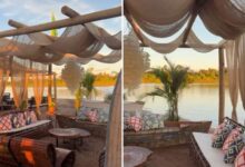 Vista do acampamento luxuoso no Rio Araguaia com bar de vinhos e palco para shows.