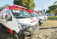 Sete novas ambulâncias do Samu estacionadas em Goiânia.