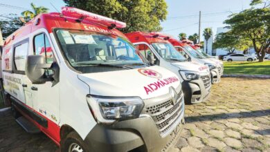 Sete novas ambulâncias do Samu estacionadas em Goiânia.