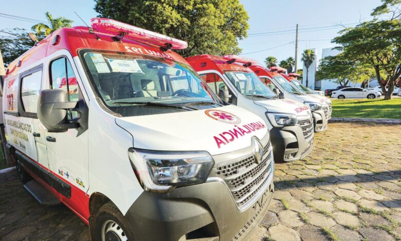 Sete novas ambulâncias do Samu estacionadas em Goiânia.