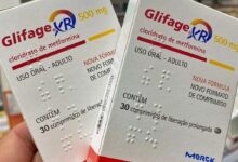 Embalagens do medicamento Glifage XR em uma farmácia.