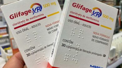 Embalagens do medicamento Glifage XR em uma farmácia.