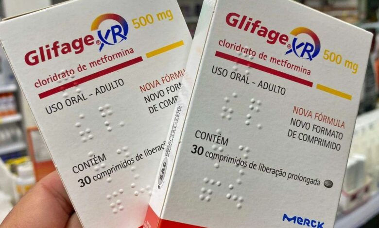 Embalagens do medicamento Glifage XR em uma farmácia.