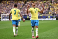 Jogadores da Seleção Brasileira treinando antes do jogo contra a Noruega.
