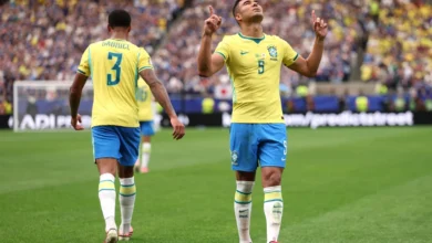 Jogadores da Seleção Brasileira treinando antes do jogo contra a Noruega.