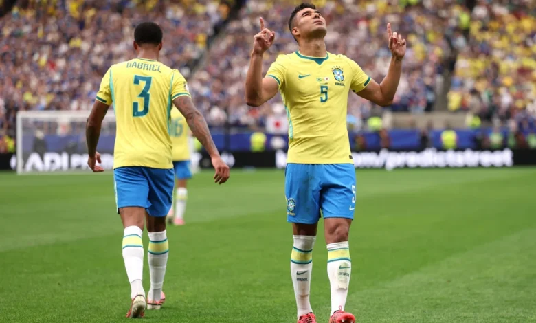 Jogadores da Seleção Brasileira treinando antes do jogo contra a Noruega.
