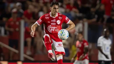 Zagueiro Weverton vestindo a camisa do Vila Nova.