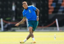 Neymar com uniforme da Seleção Brasileira em campo de treino.