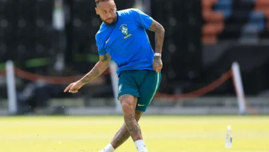 Neymar com uniforme da Seleção Brasileira em campo de treino.