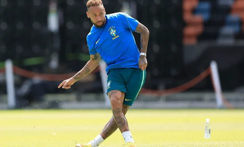 Neymar com uniforme da Seleção Brasileira em campo de treino.
