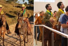 Gêmeos goianos do BBB montados em mulas durante comitiva rumo a Trindade.