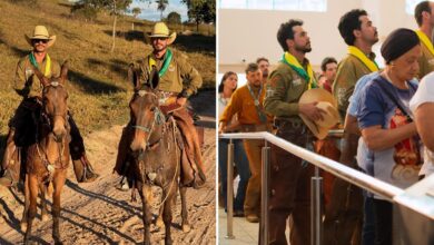 Gêmeos goianos do BBB montados em mulas durante comitiva rumo a Trindade.