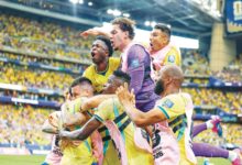 Jogadores do Brasil e Noruega em campo durante partida de futebol.
