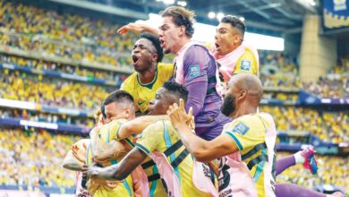 Jogadores do Brasil e Noruega em campo durante partida de futebol.