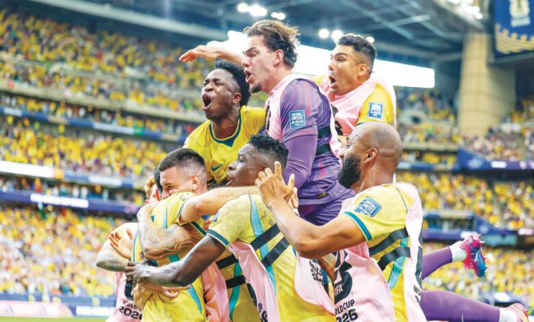Jogadores do Brasil e Noruega em campo durante partida de futebol.