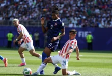 Jogadores da França e do Paraguai em ação durante jogo da Copa do Mundo 2026.