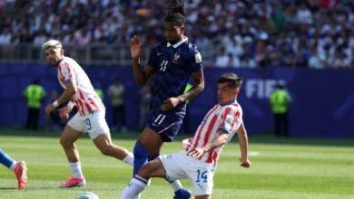 Jogadores da França e do Paraguai em ação durante jogo da Copa do Mundo 2026.