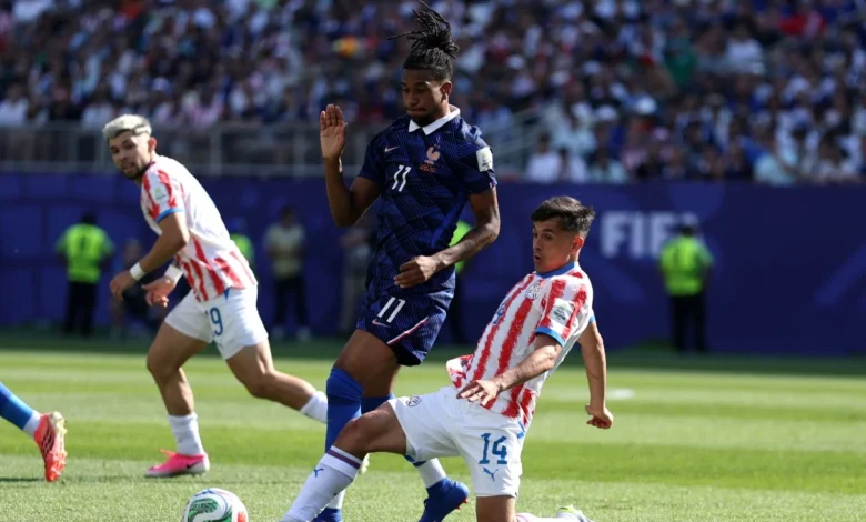 Jogadores da França e do Paraguai em ação durante jogo da Copa do Mundo 2026.